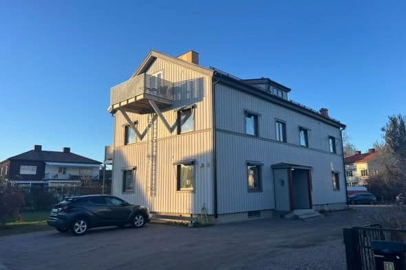 1:a med solig balkong i Vallbacken